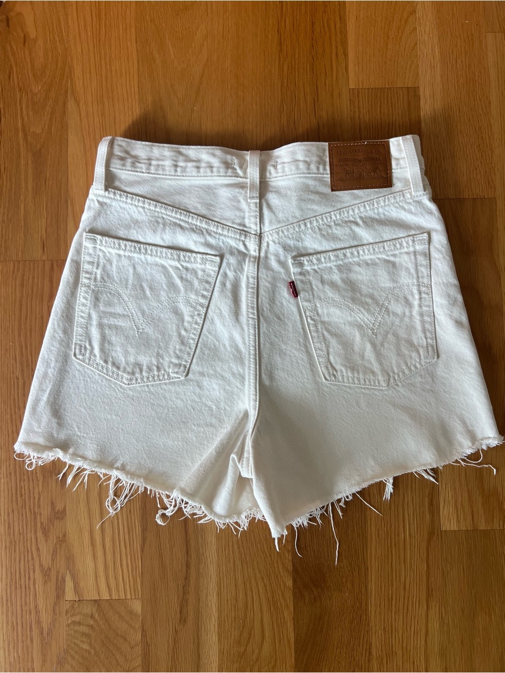 Levi’s Ribcage Shorts - Picture 3 of 12